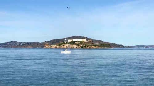 Vista aérea sobre el agua de los barcos que viajan por Alcatraz por encima