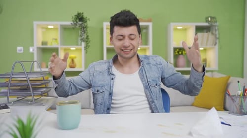 Un homme maladroit qui renverse du café sur son bureau endommage son document. Maladresse.