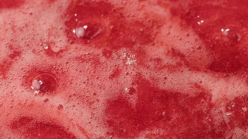 Cuisson de la confiture de fruits : processus de fabrication de confiture de fraises maison, de sirop rouge et sucré bouillant sur la cuisinière