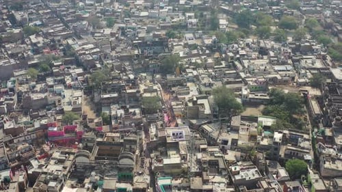 Vista aérea de personas celebrando lo sagrado en la calle en Barsana, India.