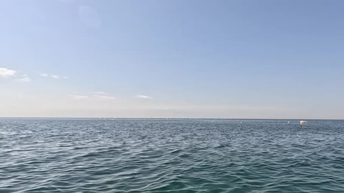 Meereswasseroberfläche, niedriger Winkel, Blick über klares azurblaues Meerwasser, Sonnenblendung, abstrakter nautischer Sommerozean