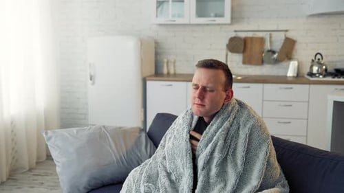 Jovem doente com gripe em casa. Pandemia. Conceito de quarentena.