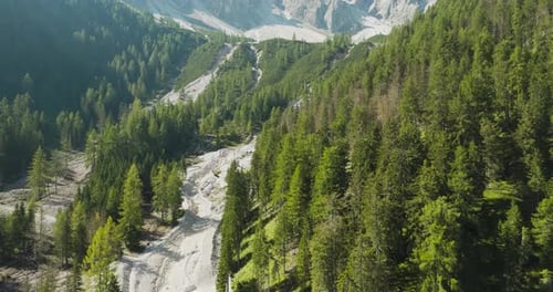 Vista aérea de Croda dei Baranci en la cordillera de los Dolomitas, Tirol del Sur, Italia.