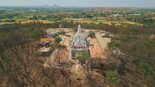 Prise de vue cinématographique par drone du temple Vindhyavaasini Devi à Dindori, Nashik