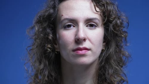 Femme hochant la tête oui en guise d'affirmation en levant les pouces, gros plan serré du visage de la personne