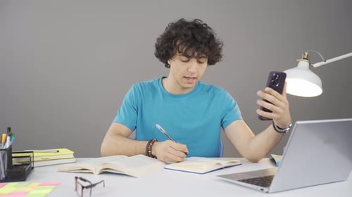 Junger Mann spricht Online-Vorlesungsgespräch.