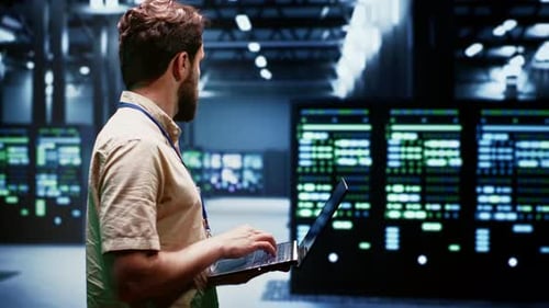 Techniker schreibt Serverwartungsplan