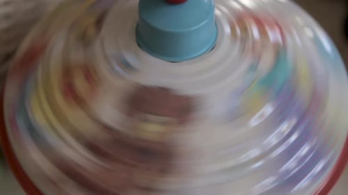 Une toupie colorée en mouvement créant un flou de motifs et de couleurs éclatants