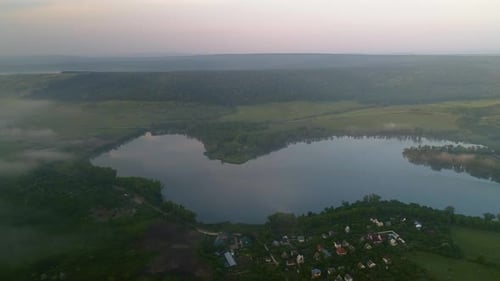vue aérienne du lac au lever du soleil et dans le brouillard