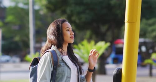 Femme asiatique regardant autour d'elle et saluant