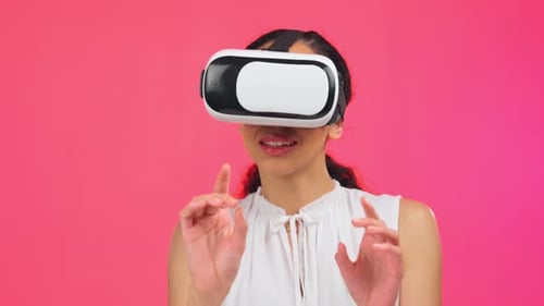 Femme noire, fond de studio et lunettes VR pour le futur jeu 3D avec mains