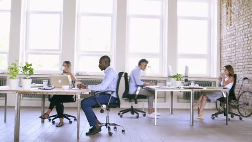 Espace de travail lumineux et ensoleillé avec des gens d'affaires travaillant ensemble