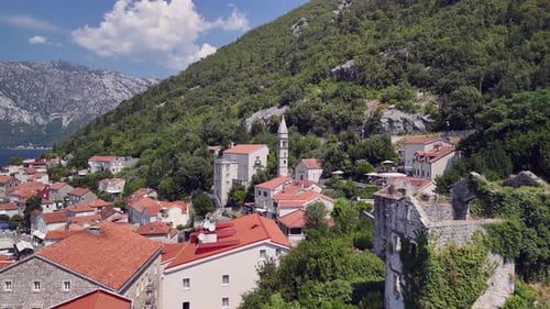Überführung über die malerischen Dächer der Küstenstadt Perast in Hanglage, Montenegro