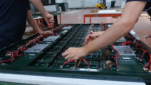 Ingenieure montieren eine elektronisch Schaltung und einen LED-Bildschirm