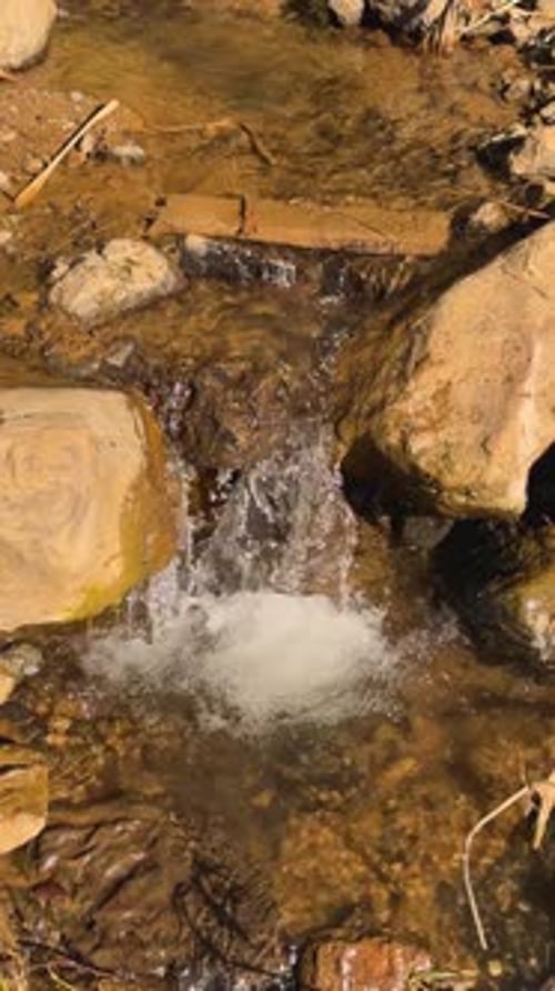 Flussströmung in Bewegung während des Tages