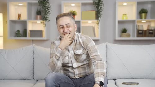 Positiver Mann glücklich und lächelnd.