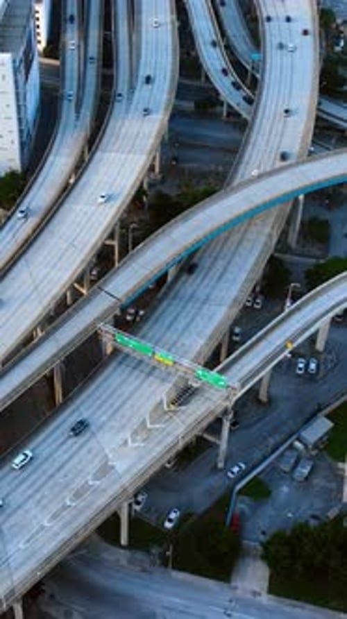 Des
autoroutes entrelacées avec des voitures qui circulent. Deux bateaux à moteur naviguent au bord de la rivière à Miami