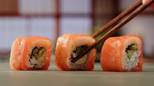 Sushi Sashimi Nigiri Teller Japanisches Gunkan Maki Sushi Restaurant Frische Thunfisch- und Lachsscheiben in