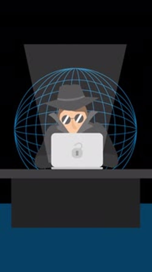 Hacker con computadora portátil robando contraseñas y robando datos confidenciales en vertical