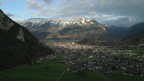 Vue aérienne d'une ville dans la vallée au milieu des montagnes près du lac de Thunersee, Suisse