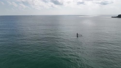 Drone orbitando um barco de pesca 3