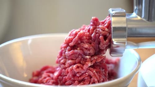 Hackfleisch in einer Fleischmühle: Frisches Rinderhackfleisch für Schnitzel in der Küche zubereiten