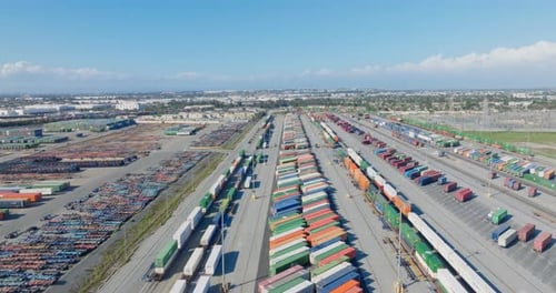 Containerterminal. Luftaufnahme eines Sattelschlepters mit Frachtanhängern.