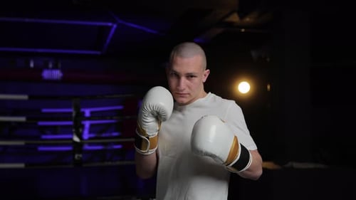 Entschlossener Profiboxer starrt in die Kamera