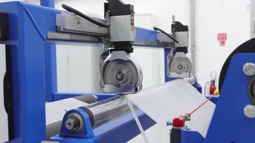 Travailleur préparant des grains de plastique pour le film EVA lors de l'extrusion