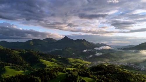 Vista aérea de la exuberante campiña verde en las montañas de los Cárpatos durante la primavera