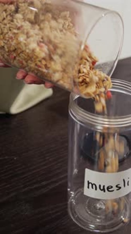 Manos femeninas sujetando un recipiente con muesli crujiente
