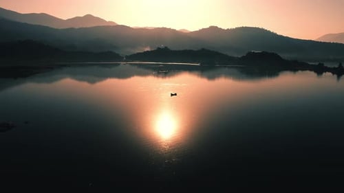 Angeln auf dem See Vom Boot aus bei Sonnenuntergang