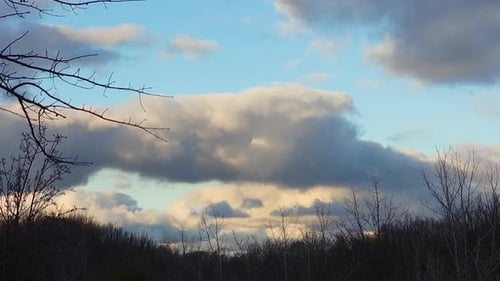 Tiefwinkelaufnahme großer Wolken am blauen Himmel im Winter. Eine Aufnahme von blauem Himmel aus einem niedrigen Winkel