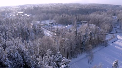 Vol hivernal avec un Drone révélant un objet militaire.