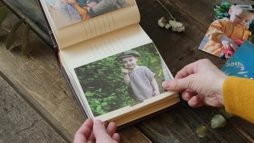 Concepto de impresión fotográfica, manos femeninas, álbum de fotos hojeado con fotos impresas