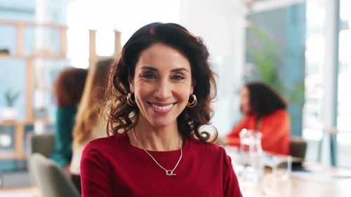 Офис, руководитель и лицо бизнес-леди за креативное агентство, профессиональную карьеру и цели компании