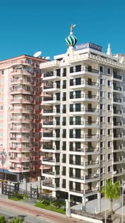 Lujosas villas con vista aérea que se están construyendo a lo largo de la costa mediterránea
