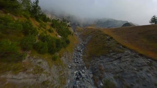 FPV Manövrierfähiger Flug in der Nähe der Bergoberfläche in den Schweizer Alpen
