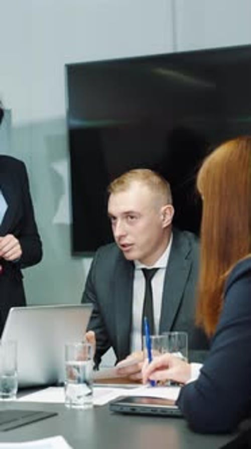 Vertical Screen Business Conference of Company Executives in Office