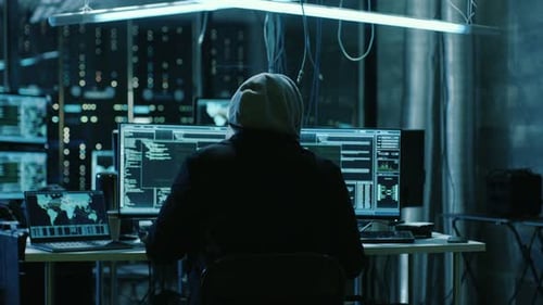 Un
soldat des forces spéciales de cybersécurité entièrement armé arrête un hacker très dangereux. Hideout is Dark
a