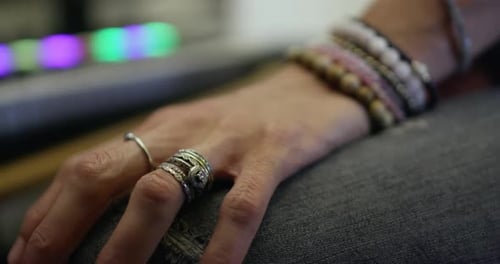Músico feminino tocando no teclado