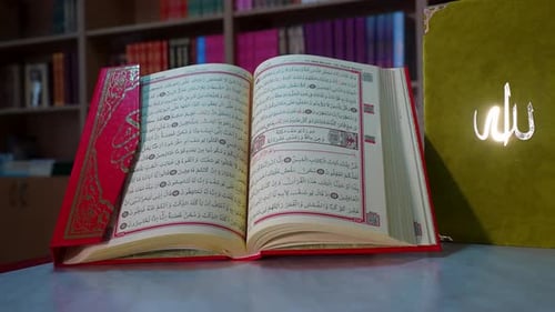 Islamisches religiöses Set: Offene und geschlossene Koranbücher in einer Bibliotheksumgebung