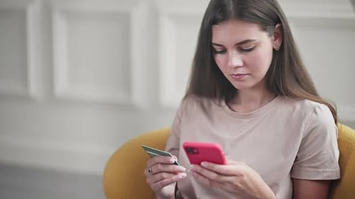 Mädchen bezahlt Rechnungen online mit der Smartphone-App