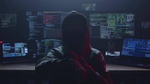 Encuentran a un misterioso hacker en una habitación oscura rodeado de numerosos monitores