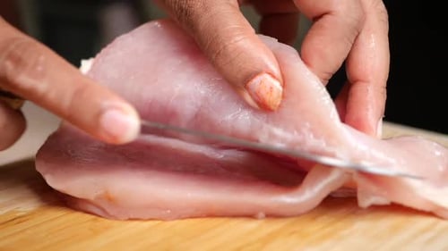 Cuisson précise : trancher de la poitrine de poulet fraîche pour des plats parfaits