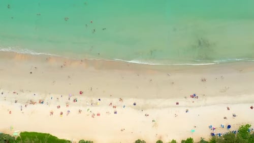 Vista aérea de un Zumbido volando sobre un mar tropical Hermosa costa. Kata Beach, Tailandia