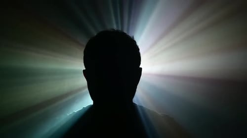 Silhouette eines Mannes, der sich umschaut