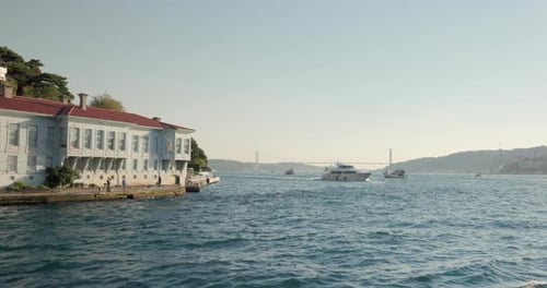 Détroit du Bosphore avec le pont du Bosphore, Istanbul, Turquie
