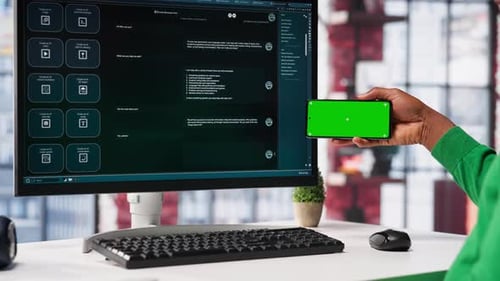 Hombre que usa un chatbot de inteligencia artificial para generar respuestas en tiempo real junto a la pantalla de una maqueta