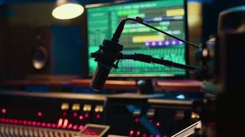 Leeres professionelles Aufnahmestudio mit Audiosoftware auf dem PC